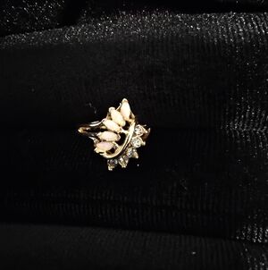 Elegant Gold and Cream Women's Ring Costume Jewlery